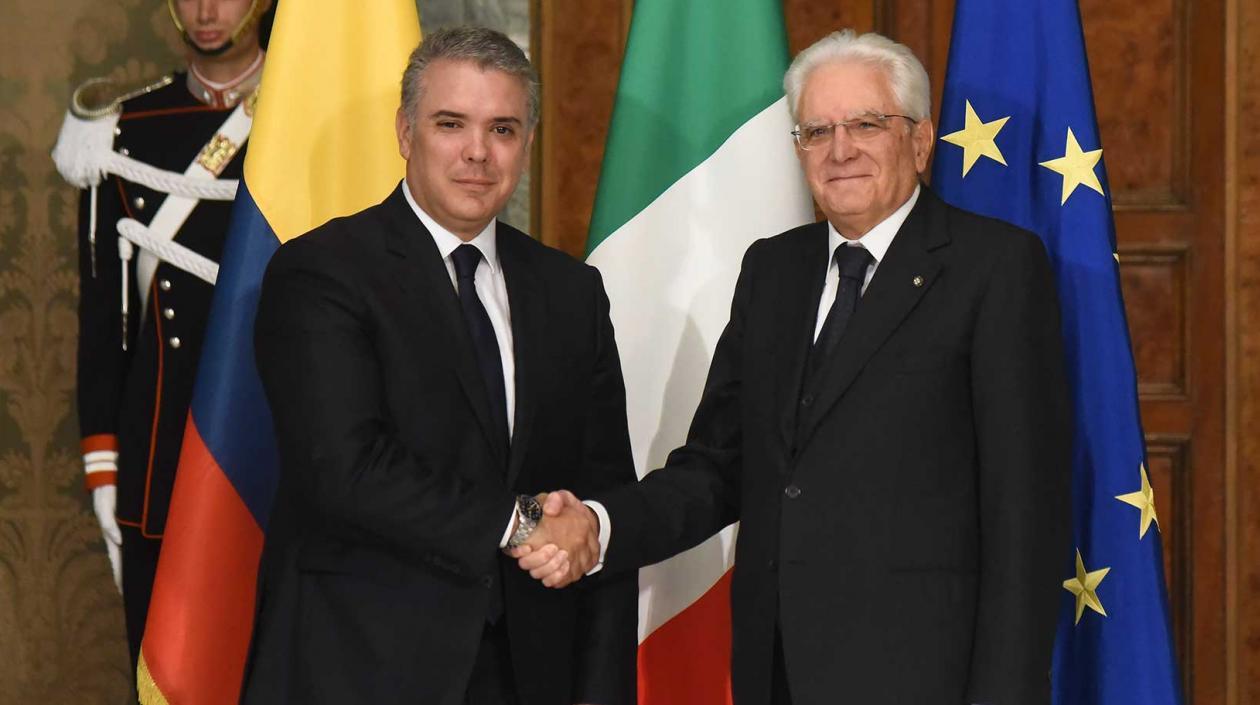 Foto oficial de la visita del Presidente Iván Duque a Italia. En la foto saluda al Presidente de Italia,  Sergio Matarella.