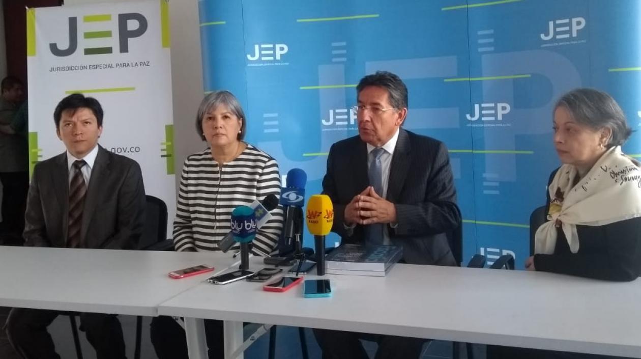La presidenta de la JEP, Patricia Linares y el Fiscal General Néstor Humberto Martínez.