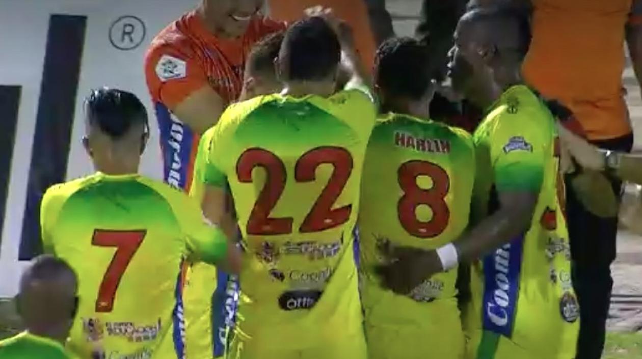 Jugadores de Atlético Huila celebrando el gol de Edwar López.