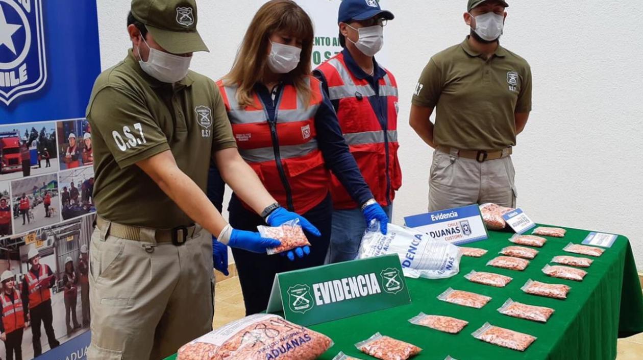 Las autoridades chilenas muestran el decomiso de éxtasis fabricado en Colombia.