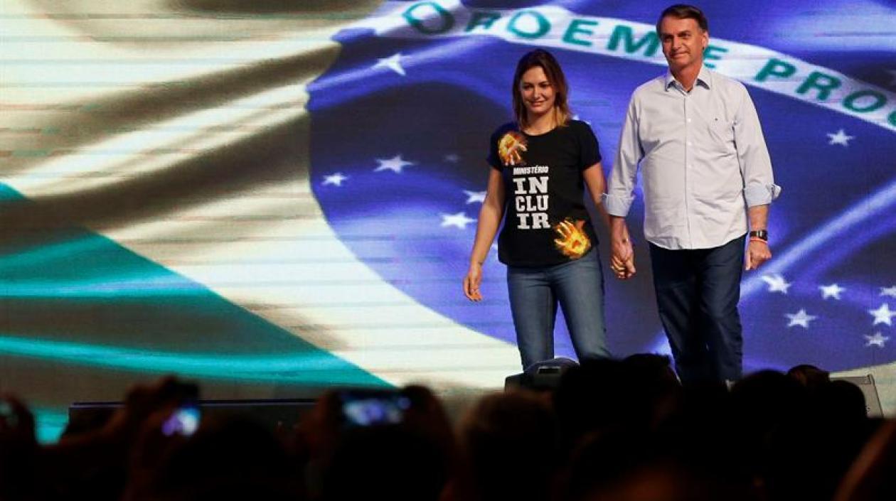 El presidente electo de Brasil, Jair Bolsonaro (d), y a su esposa Michelle Bolsonaro (i).