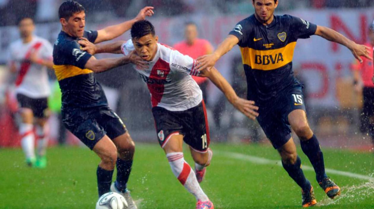 Teófilo enfrentando a Boca en semifinales de Libertadores en 2014.