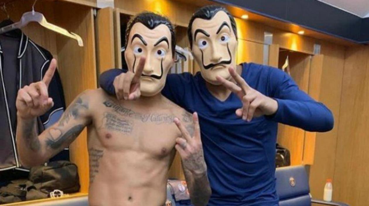 Neymar con la máscara que utilizan los personajes de la popular serie de Netflix. 