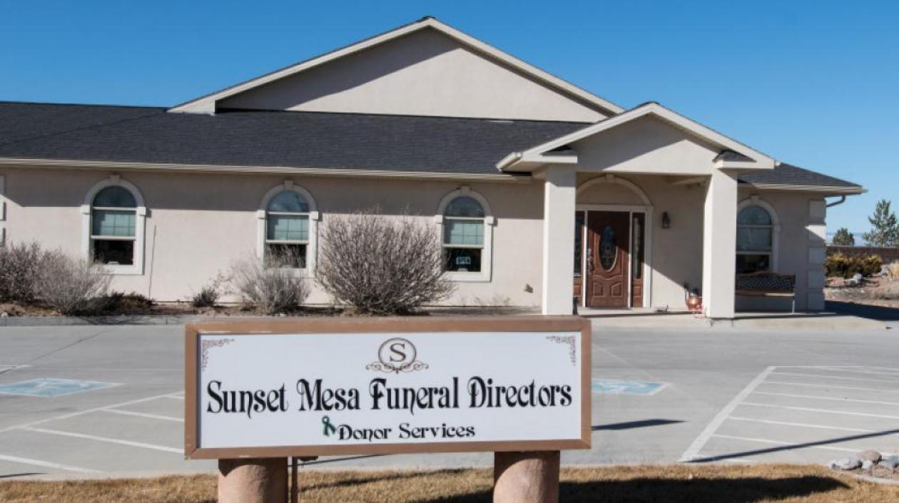 Sunset Mesa. Funeraria de Colorado, sellada por las autoridades.