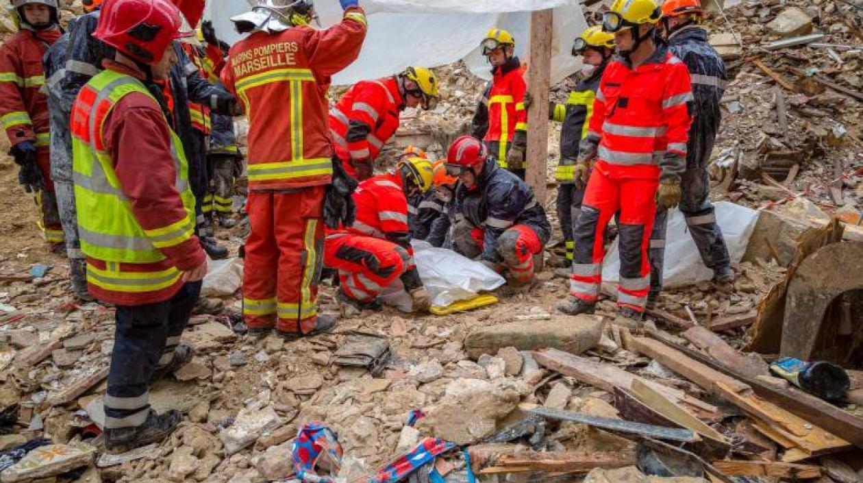 Unos 80 bomberos y 120 policías, con equipos de perros adiestrados, trabajan en las ruinas.