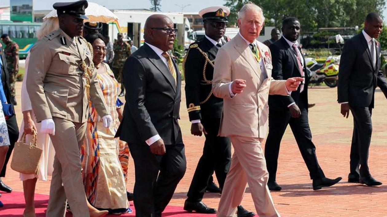 El príncipe Carlos (d) fue recibido por el portavoz del Parlamento ghanés Mike Oquaye (c).