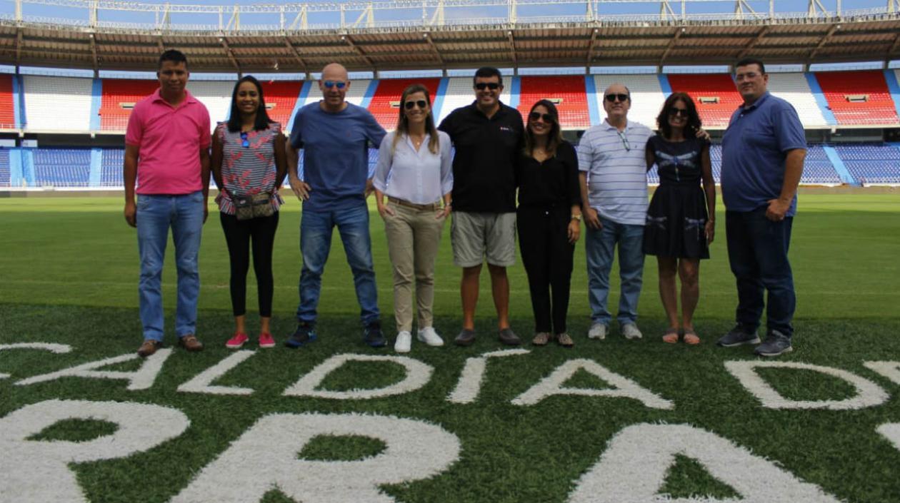 Funcionarios de Procolombia junto diferentes visitantes de organizaciones deportivas. 
