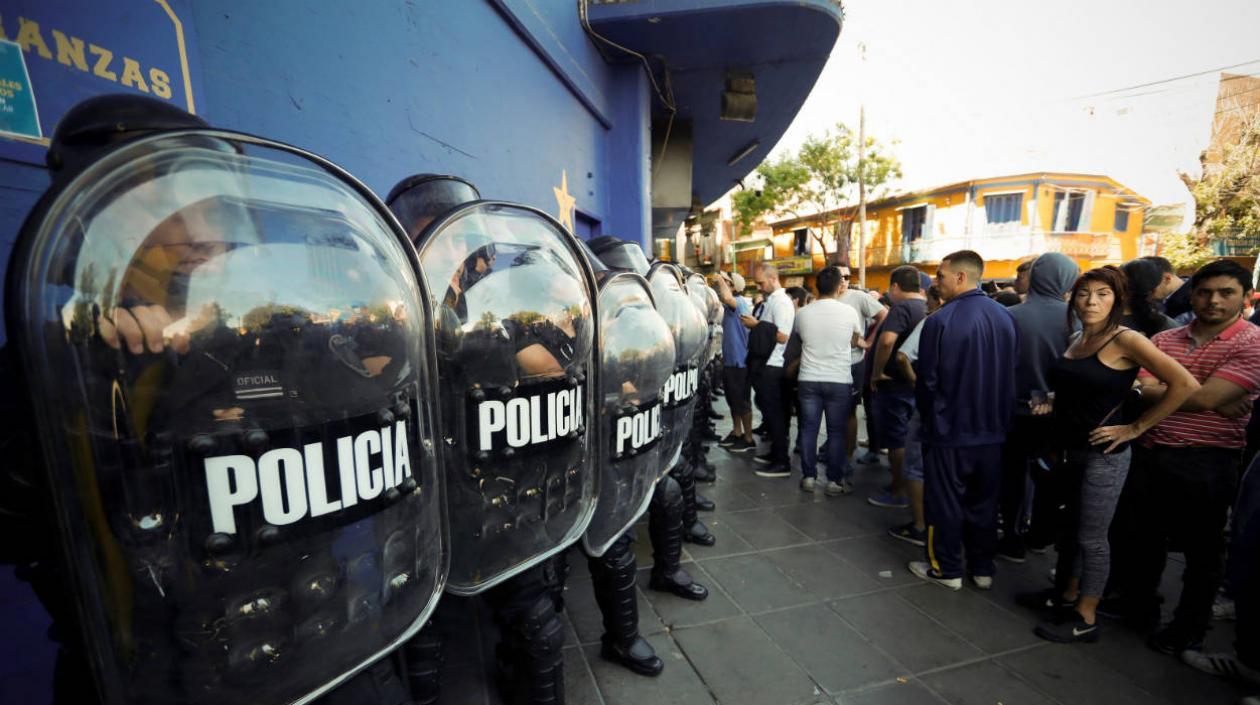 Hinchas de Boca protestas frente a la Bombonera. 