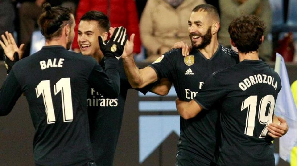 Jugadores del Real Madrid festejando uno de los goles.