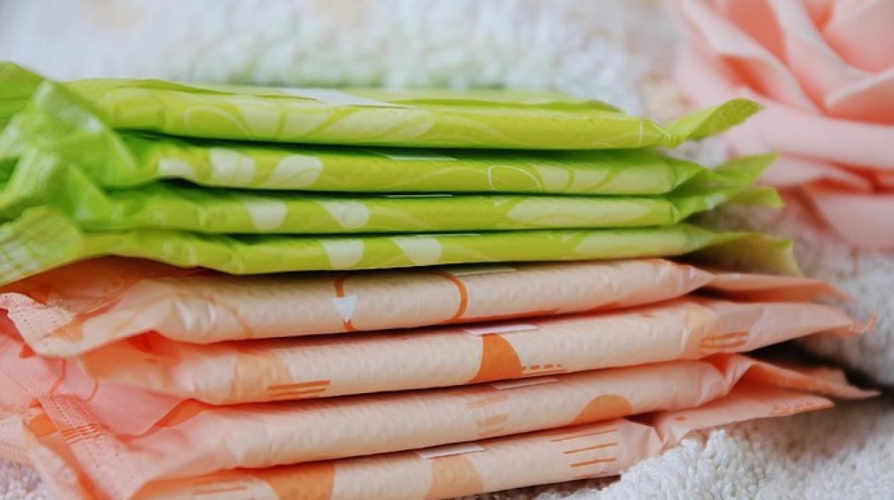  Las toallas higiénicas "son productos que se relacionan con la dignidad y con las condiciones de vida dignas para las mujeres", dice la Corte. 