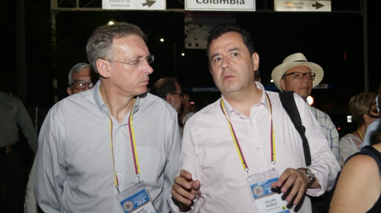 El gerente de frontera, Felipe Muñoz, con un integrante de la delegación de la OEA.
