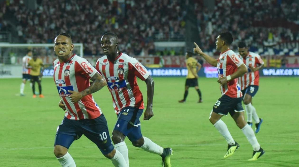 Jarlan Barrera festeja uno de los goles que le marcó a las Águilas de Rionegro. 