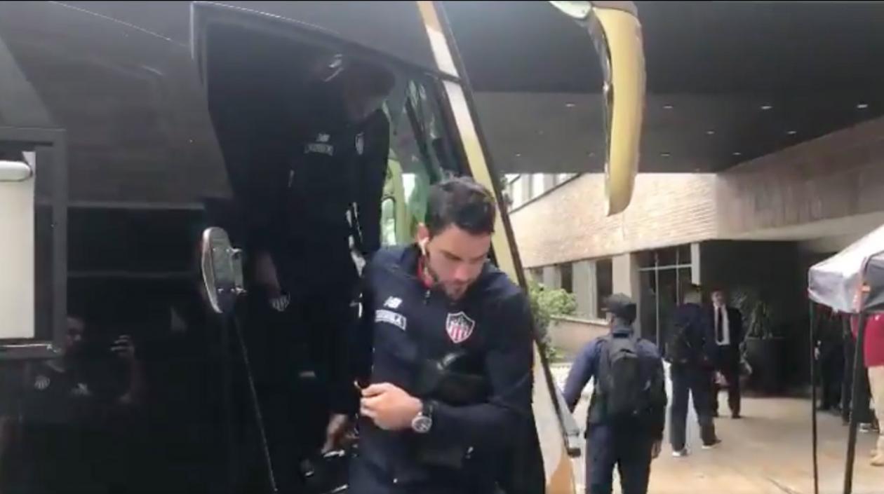 Sebastián Viera llega al hotel de concentración del equipo en Medellín.