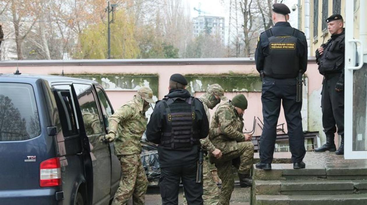  Varios oficiales de la Armada ucraniana llegan escoltados a un tribunal en Simferopol, Crimea.