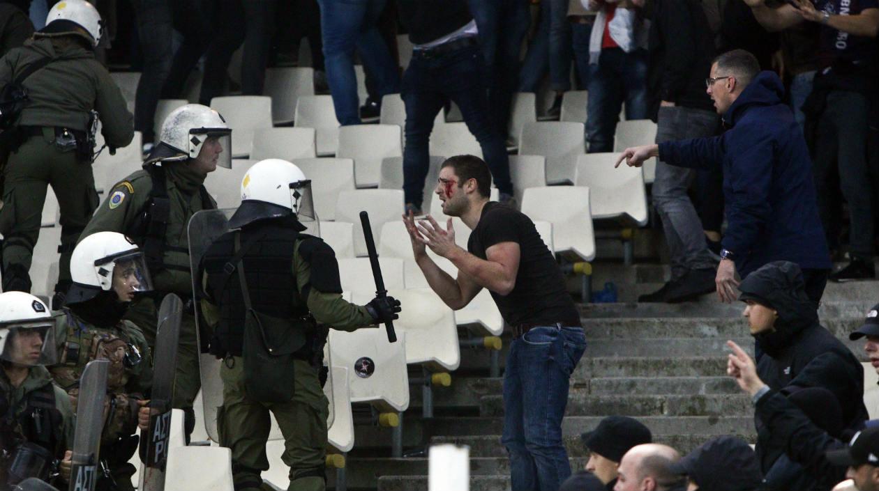 Enfrentamientos en la tribuna durante el partido  AEK-Ajax.