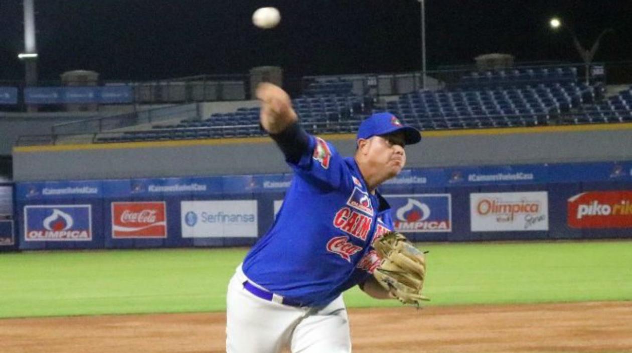 Yorkfrank López, lanzador venezolano de Caimanes. 