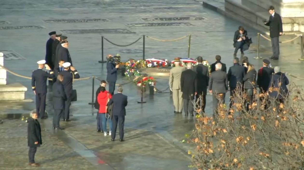 Macron rindió homenaje a la tumba del soldado desconocido, a su regreso del G20.