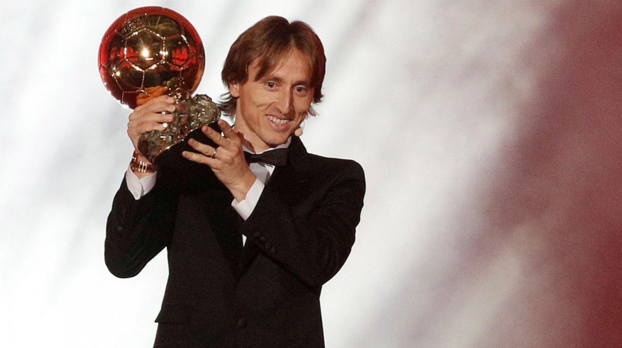 Luka Modric, jugador del Real Madrid, sostiene el balón de oro. 