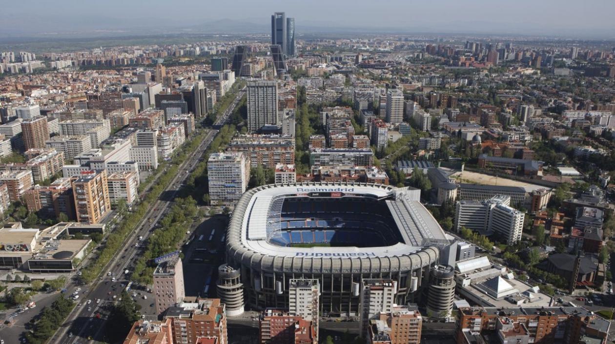El Paseo de la Castellana, a un costado del estadio Santiago Bernabéu. 