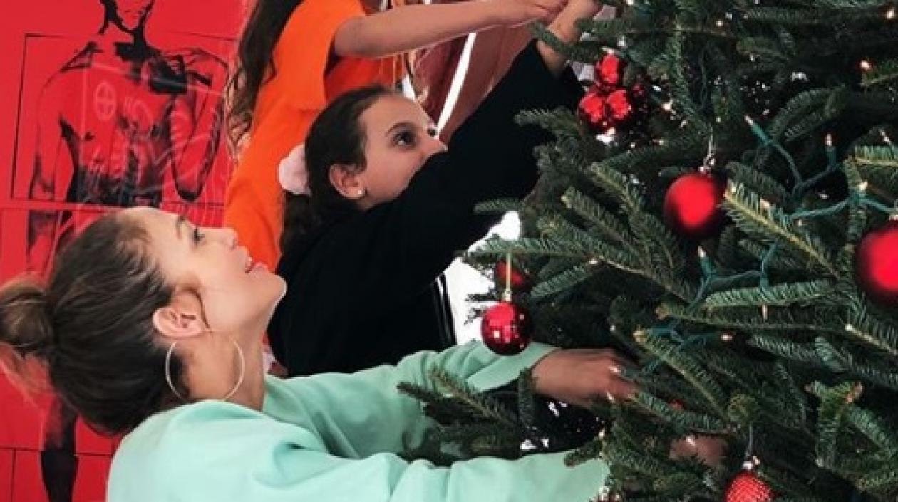 La cantante JLo y sus hijas adoptivas arreglan el árbol.