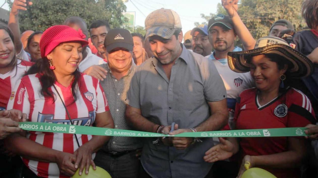 Acompañado por la comunidad de los barrios Lipaya y Evaristo Sourdís, el alcalde Alejandro Char recorrió los 400 metros de vías pavimentadas