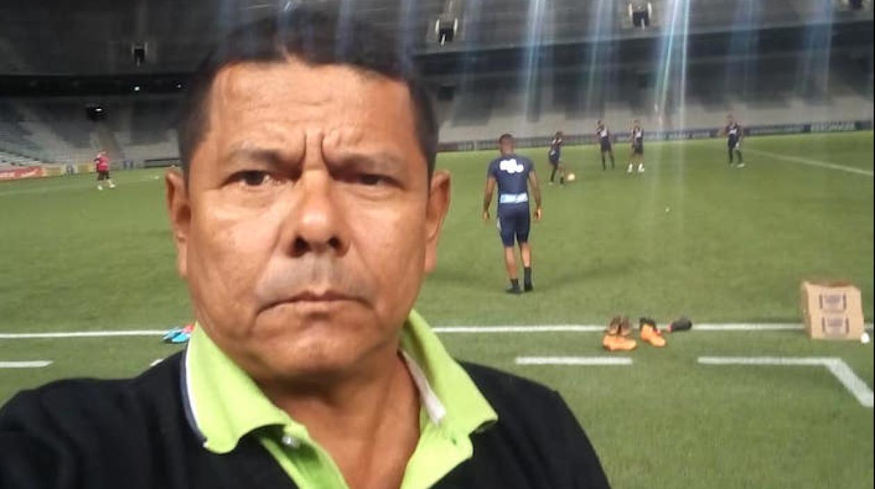 Arsenio Estrada, cubriendo el reconocimiento de Junior en la cancha del estadio Arena De Baixada.