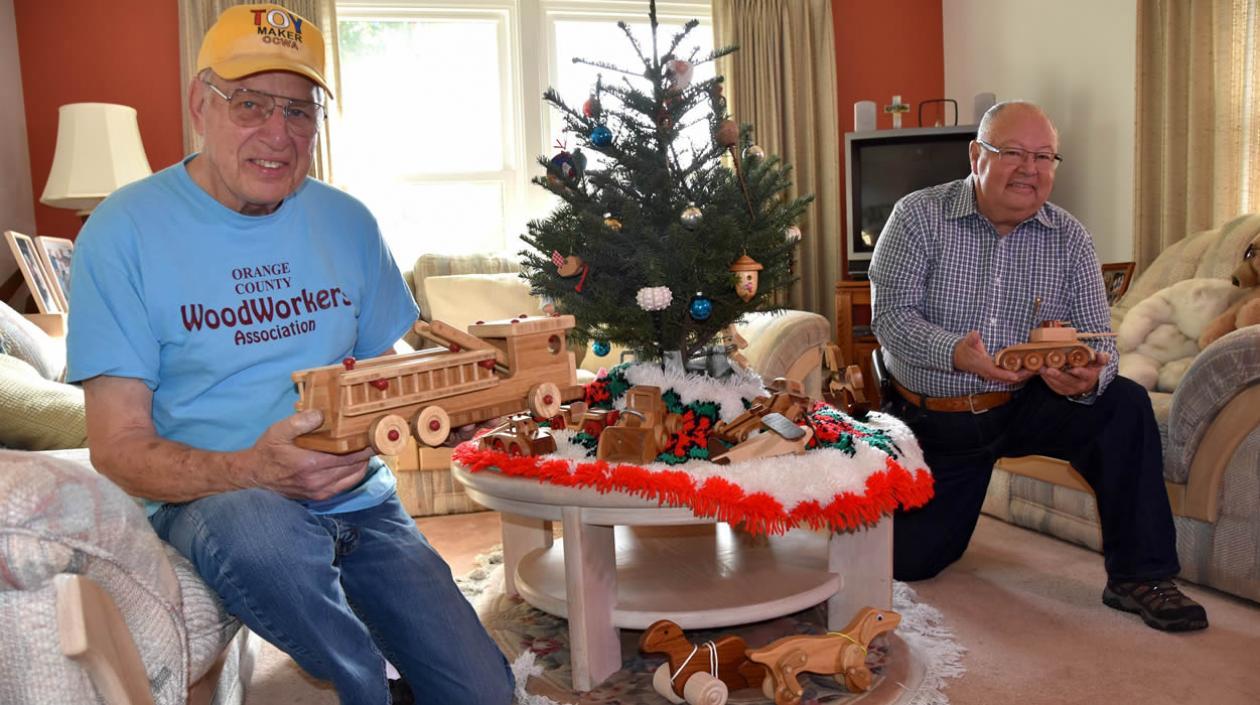 Los miembros de la organización no lucrativa Orange County Woodworkers de California, Bill Rogers (i), de 82 años, y José “Pepe” Ulloa, 73