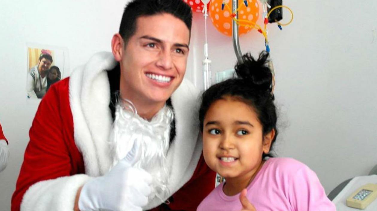 James Rodríguez se disfrazó de Papá Noel para compartir con los enfermos. 