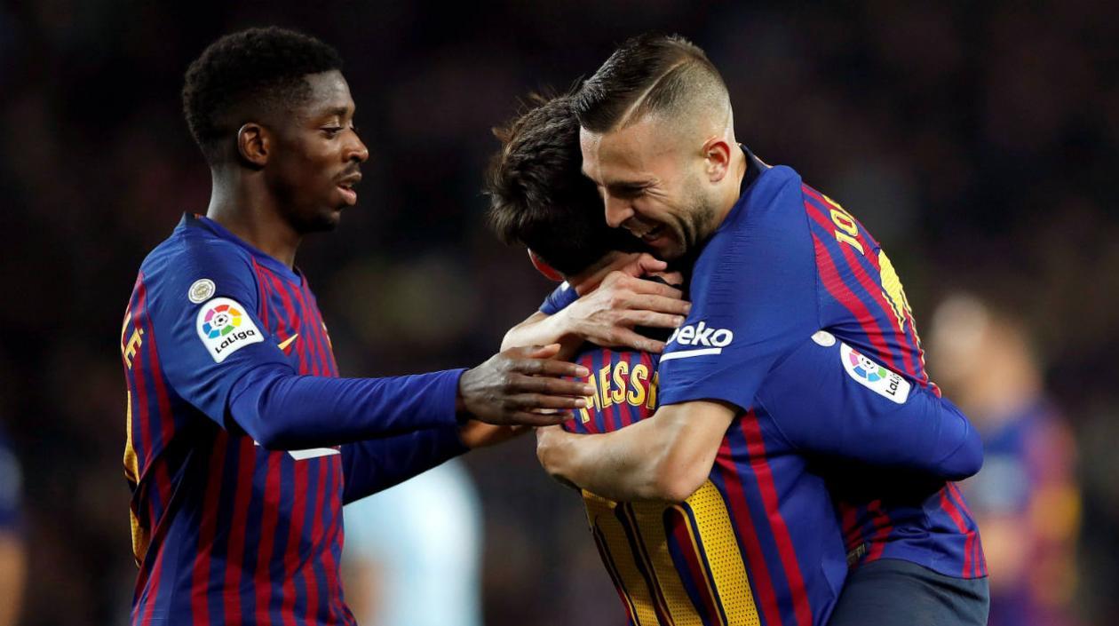 Lionel Messi celebra con sus compañeros su gol. 