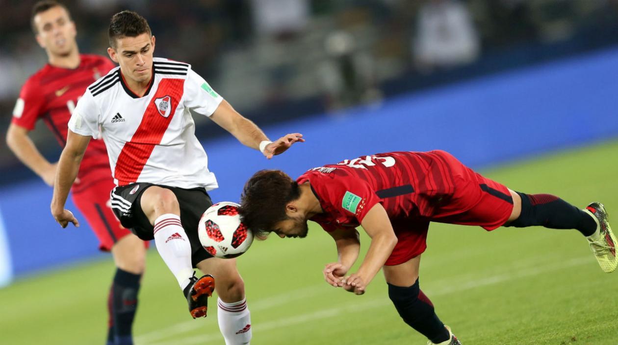 Rafael Santos Borré, delantero de River Plate, disputa la pelota con Tomoya Inukai, defensa del Kashima. 