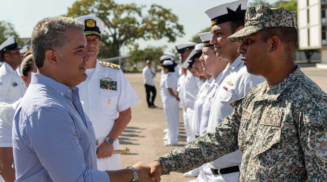 Presidente Iván Duque saluda a personal de la Armada en Cartagena