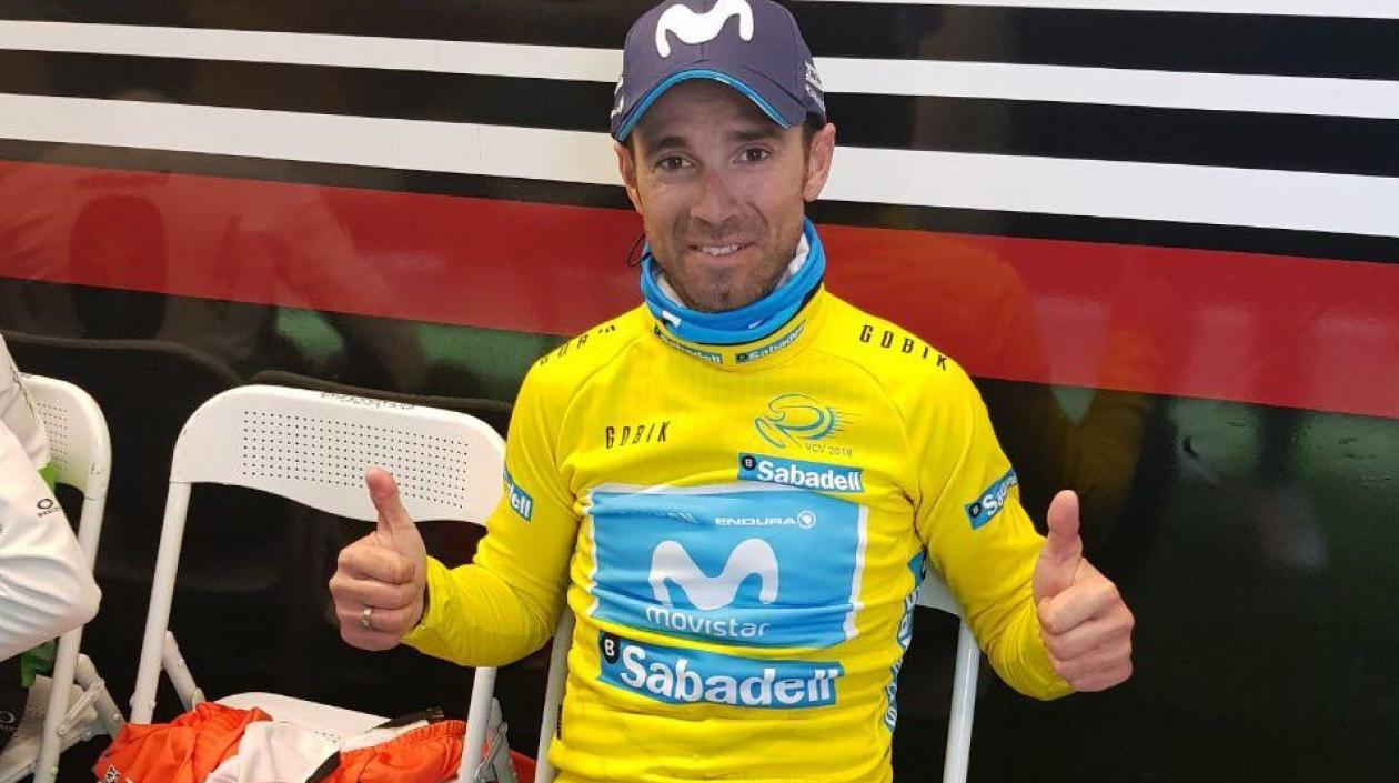 Alejandro Valverde con la camiseta de líder de la carrera. 