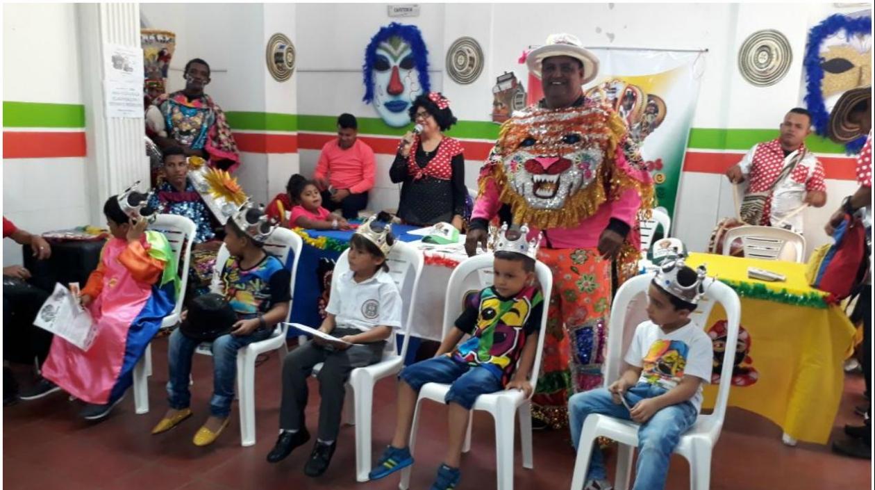 Rey Momo entrega el cetro de las fiestas a niños participantes en la iniciativa cultural.