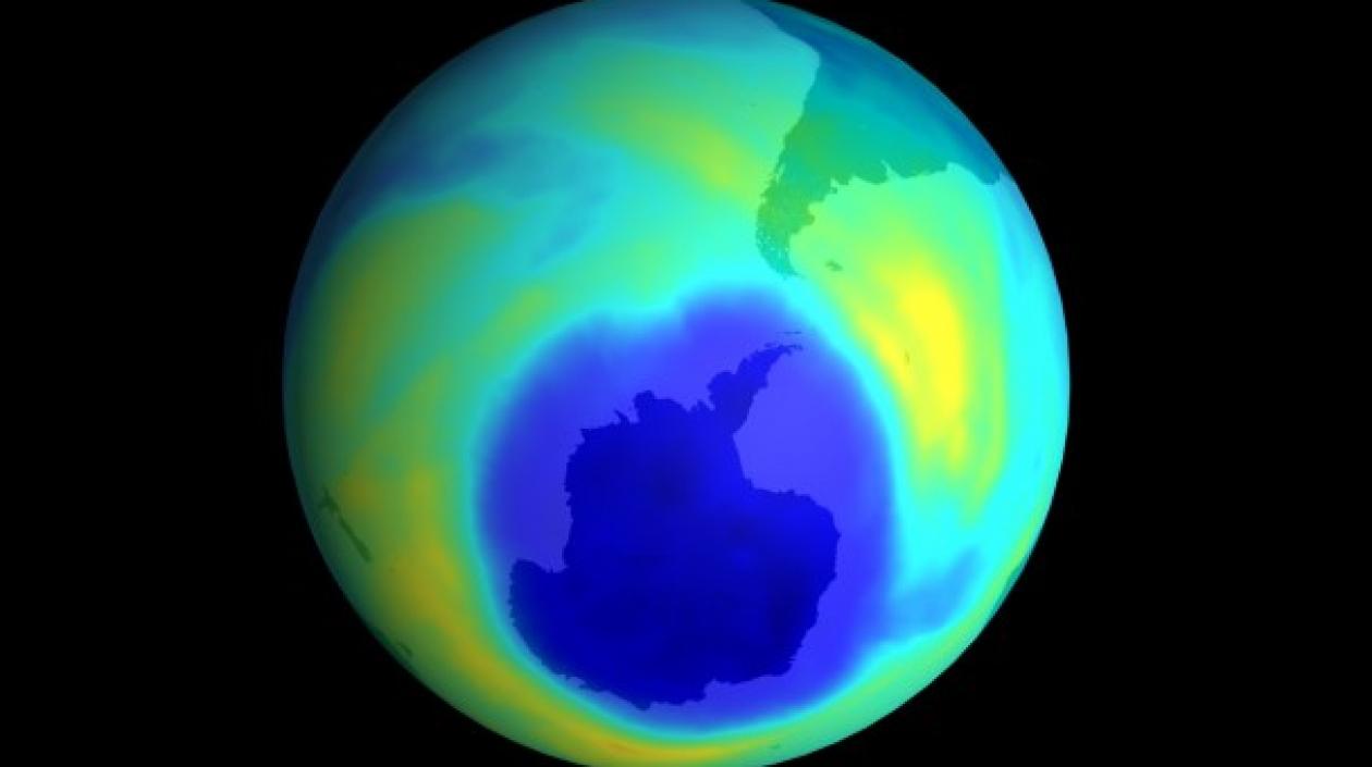 El ozono es una sustancia formada en la estratosfera y producida en latitudes tropicales que después se distribuye por todo el globo.
