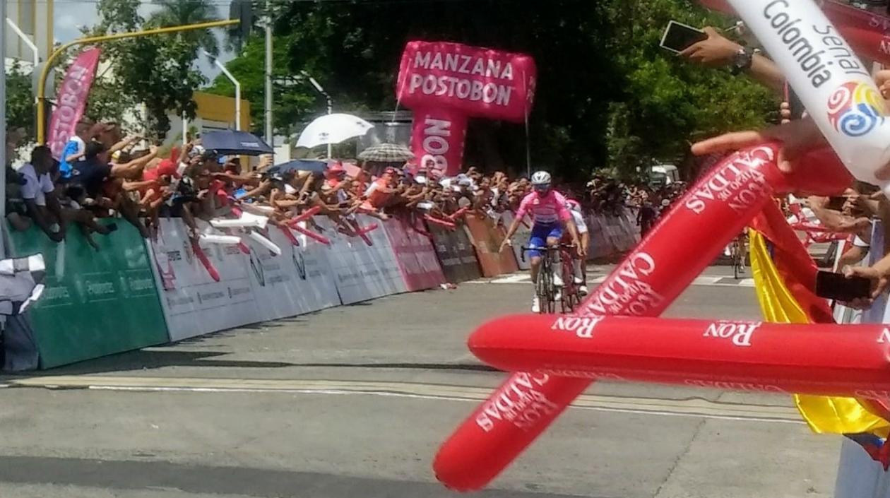 Fernando Gaviria, en la línea de meta para ganar su tercera etapa de la carrera Colombia Oro Y Paz.
