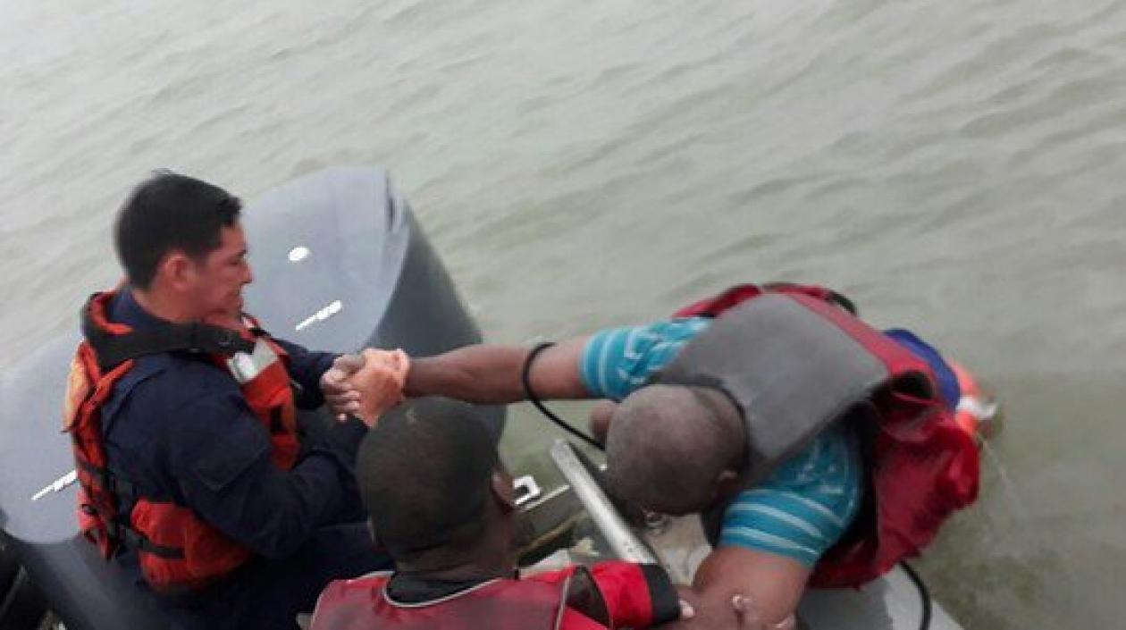 Foto de uno de los rescates en el Pacífico de la Armada Nacional.