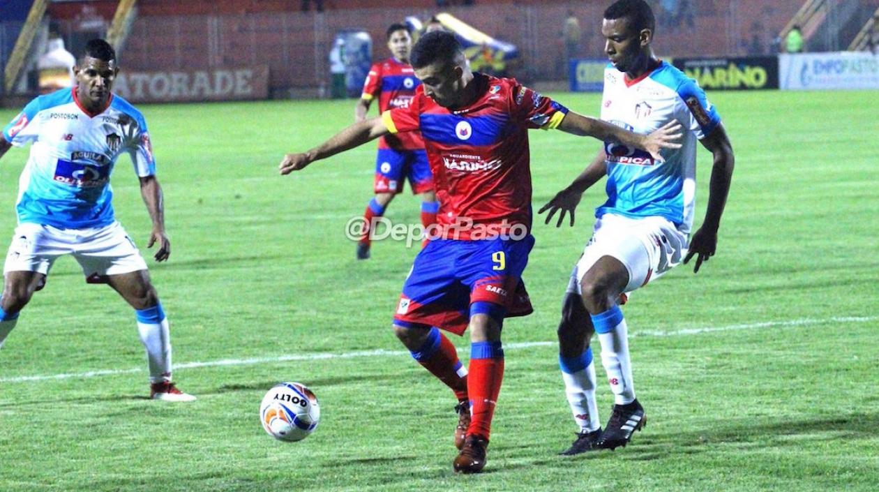 Darío Rodríguez intenta un ataque pastuso frente al Junior.