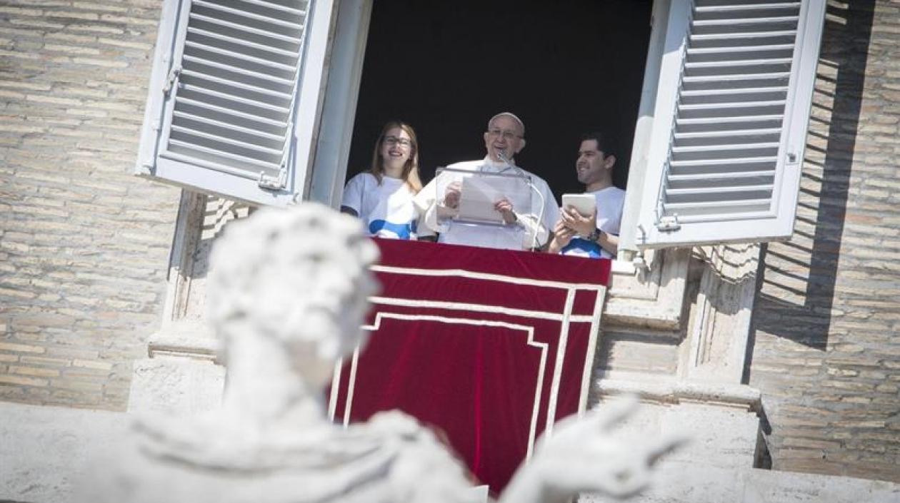 El Papa Francisco se inscribió a la próxima Jornada Mundial de la Juventud que se celebrará en Panamá utilizando una tableta y ante los fieles reunidos en la plaza de San Pedro.