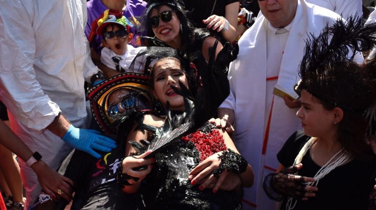 Valeria Abuchaibe Rosales, Reina del Carnaval 2018, llora al parrandero de Joselito Carnaval.