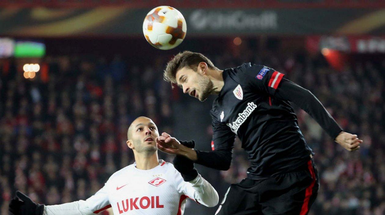  El defensa del Athletic Club Enric Saborit (d) pelea un balón con el centrocampista francés del Spartak de Moscú Sofiane Hanni.