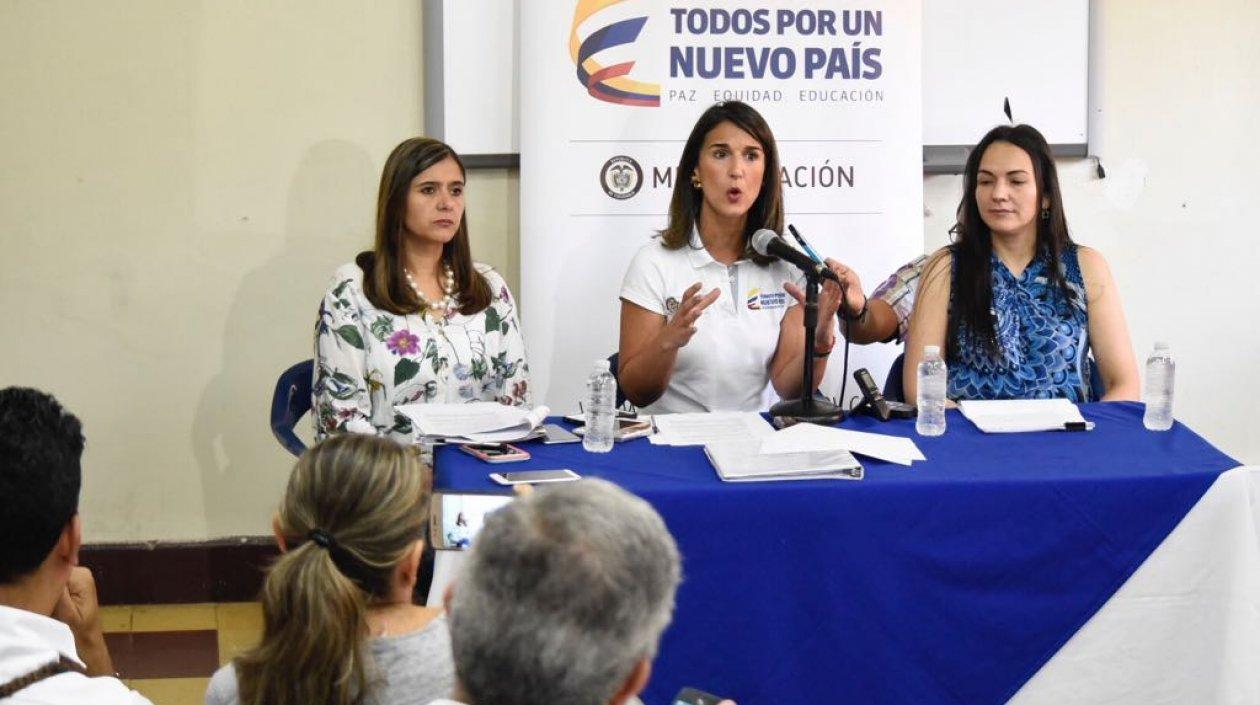 De izquierda a derecha, Adriana Colmenares, asesora; la ministra de Educación, Yaneth Giha, y la inspectora in situ en UniAutónoma, Martha Lorena Sánchez. 