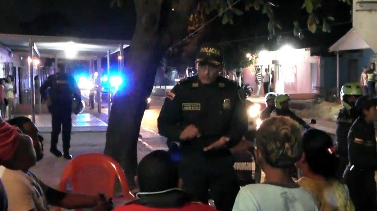 General Mariano Botero hablando con residentes del barrio Rebolo.