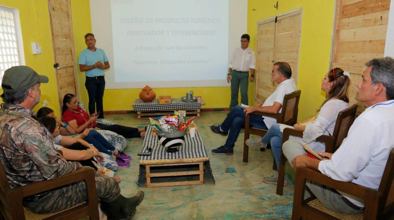 Reunión en Pital de Megua entre el Gobierno Departamental y los expertos en turismo de naturaleza.