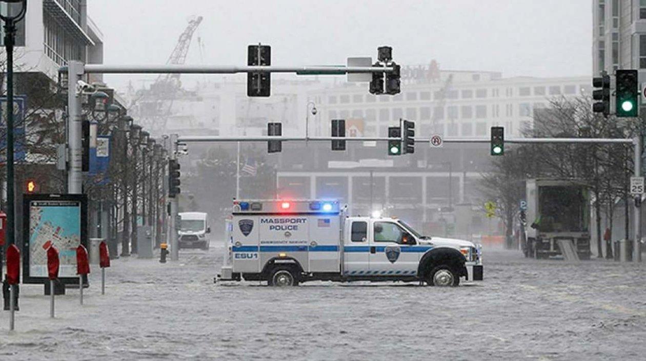 Coche de policía corta el tráfico de la inundada Seaport Boulevard.