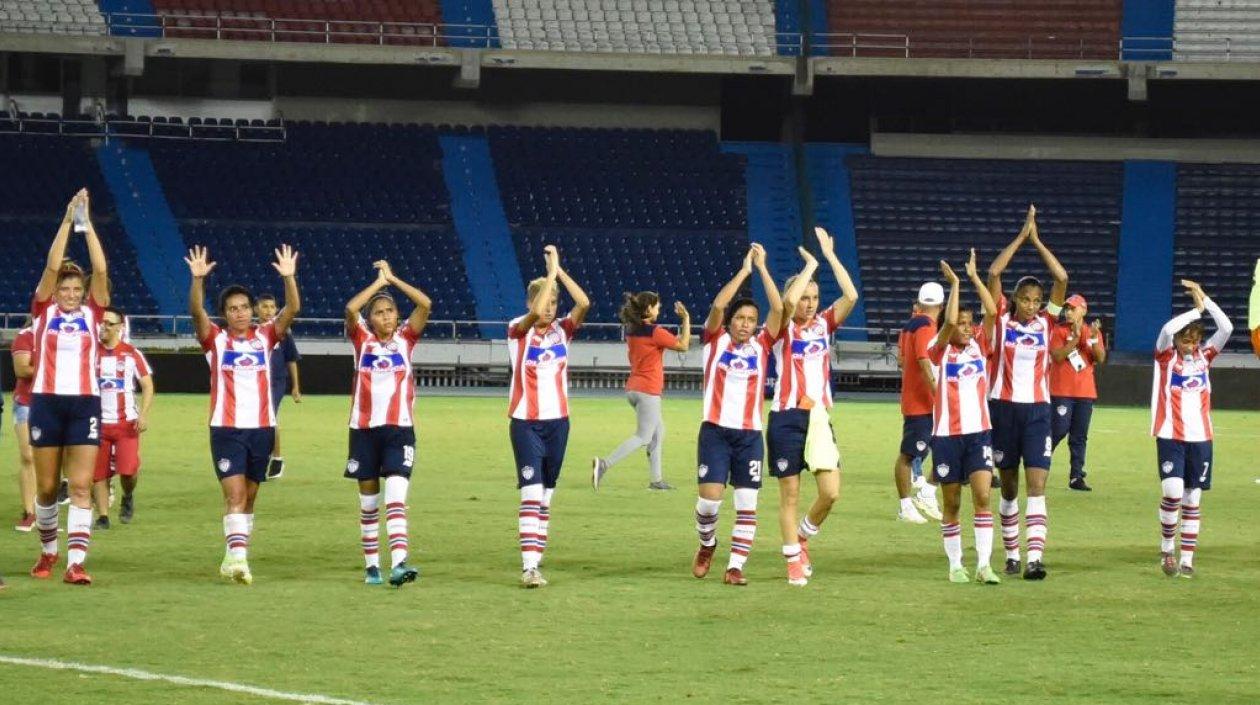 Las Tiburonas de Junior celebran tras ganar 2-1 al Unión Magdalena en el Metro.
