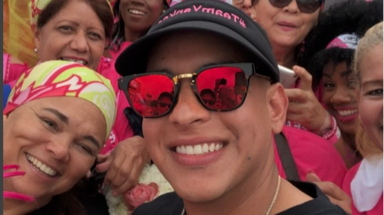 Daddy Yankee con las mujeres de la campaña.