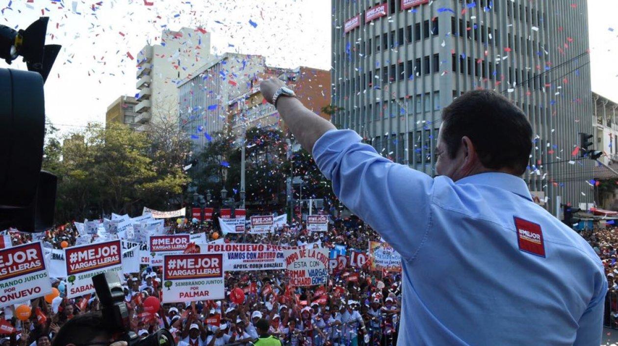 Germán Vargas Lleras saluda a los simpatizantes de su campaña presidencial.