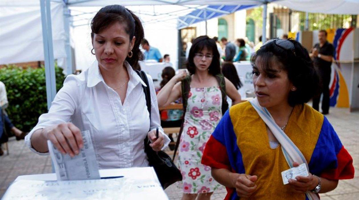Ciudadanos colombianos residentes en Madrid fueron registrados al votar en una urna instalada en la Embajada de su país en España.