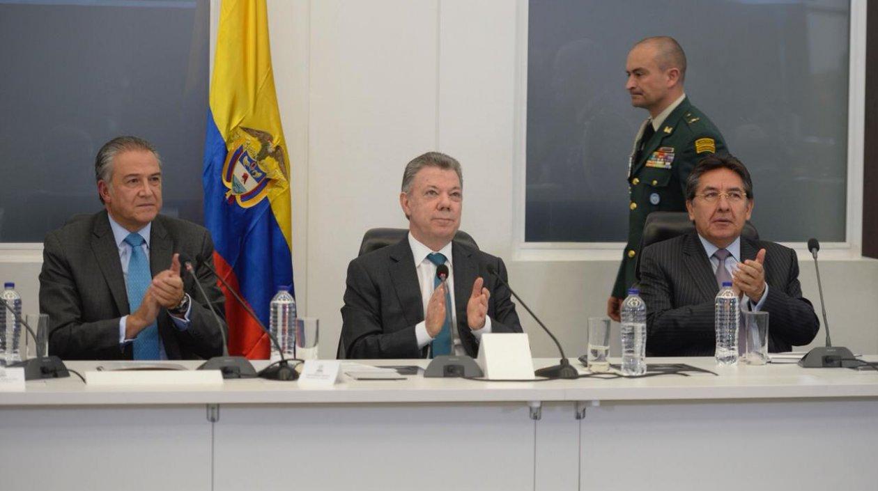 El Presidente Juan Manuel Santos encabezó este martes la firma del Pacto Nacional por la Vida, en la sala de estrategia de la Policía Nacional.