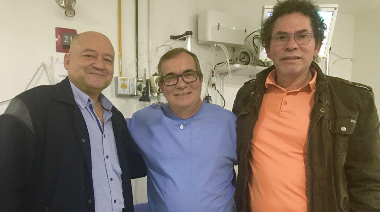 Julián Gallo, Rodrigo Londoño y Félix Muñoz, antes de la operación en la clínica Shaio de Bogotá.